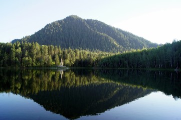 Fototapeta na wymiar emerald lake near Baikal in Russia