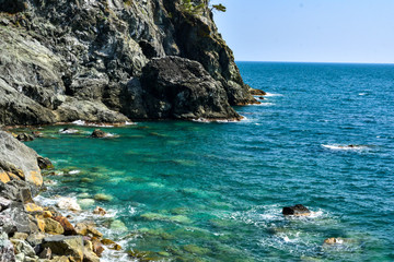 meraviglioso scorcio di mare con scogliera in Liguria