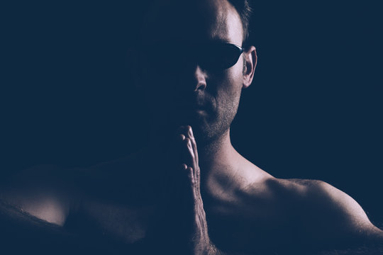 Homme viril et lunettes noires