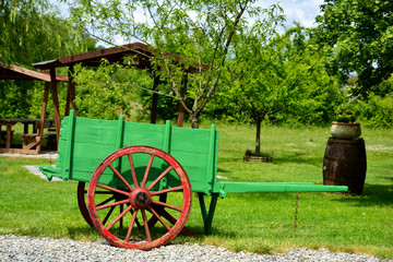 vecchio carretto in fattoria - old cart in a farm