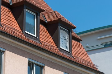Kaputtes Fliegengitter an einem Dachfenster