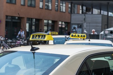 Taxi Schild auf einem Taxi, Deutschland