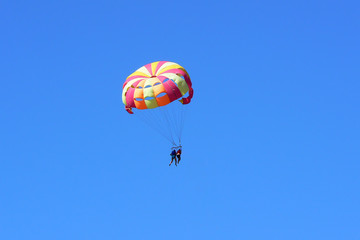 Fototapeta na wymiar sea couple parasailing