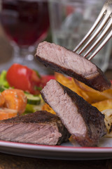 Gegrilltes Steak auf einem Teller mit Wein