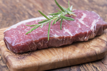 rohes Steak auf Olivenholz