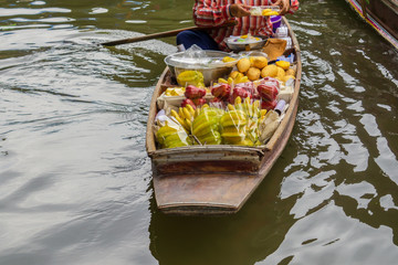 Obraz premium Damnoen Saduak Floating Market near Bangkok in Thailand