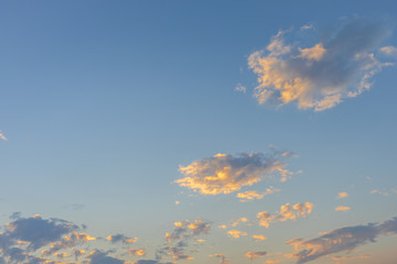 Blauer Himmel mit wolken in der Morgensonne 