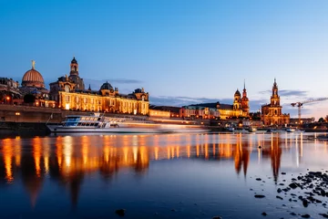 Dresden, Deutschland - 6. Juli 2018: Dresdner Altstadtarchitektur mit Elbufer bei Nacht, Sachsen, Deutschland. © fazon