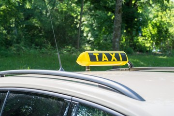 Taxi Schild auf einem Taxi, Deutschland