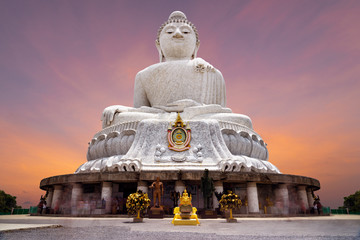 Het heilige grote Boeddhabeeld op Nakkerd Hills op Phuket Island - Thailand
