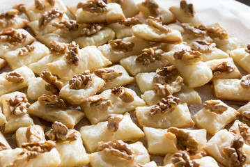 Cook appetizers with bread and walnuts