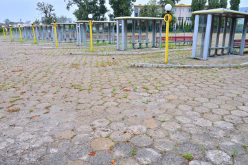 Opuszczony i zaniedbany dworzec autobusowy i puste przystanki.