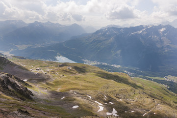 Fototapeta premium St. Moritz, Piz Nair, Corviglia, Wanderweg, Bergbahn, Seenplatte, St. Moritzersee, Albula-Alpen, Alpen, Oberengadin, Graubünden, Sommer, Schweiz
