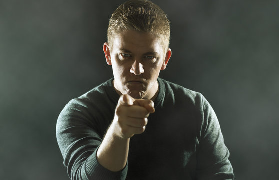 W&uuml;tende Person mit erhobenem Finger