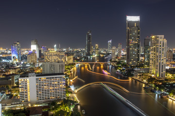 Fototapeta na wymiar City view at night In Bangkok The Chao Phraya River.