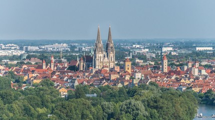 Blick zum Dom und über die Altstadt von Regensburg, Deutschland