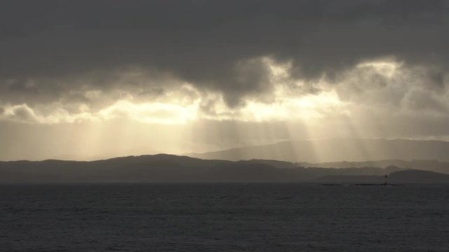Timelapse nuages et lumi&egrave;re sur un phare / Timelapse of clouds and lights on a lighthouse