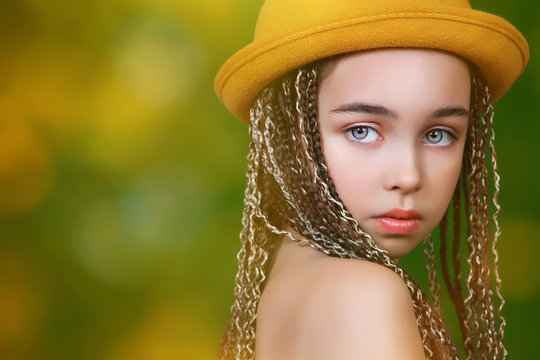 красивый портрет девочки с большими голубыми глазами с прической - косички, экзотика, модный образ, стиль