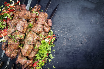 Traditioneller russischer Schaschlik Grillspiess mit Gemüse und Tomaten Zwiebel Salat auf altem Bord mit Textfreiraum rechts  