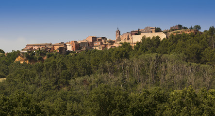 Fototapeta na wymiar View of Roussillon with ocher cliffs. Vaucluse, Provence, France