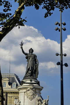 statue de la république avec lampadaire et arbre.
