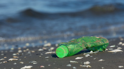 Angespülter Plastikmüll