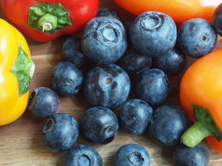 Mix aus bunten snack Paprika mit Blaubeeren