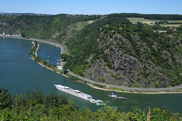 Der Rhein an der Loreley mit Kreuzfahrtschiff und Schlepper - Stockfoto