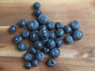 Makro von blaubeeren auf einem holzbrett