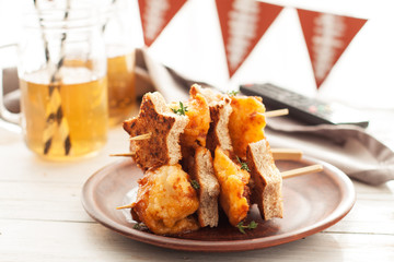 Skewers with fried chicken and bread