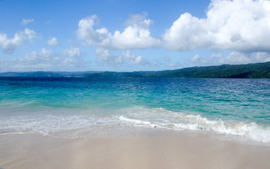 Fototapeta na wymiar Ferien, Tourismus, Sommer, Sonne, Strand, Meer, Glück, Entspannung, Meditation: Traumurlaub an einem einsamen, karibischen Strand :)