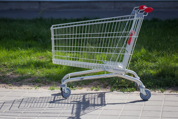 An empty cart for products near the supermarket © vfhnb12