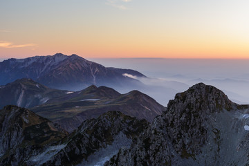 Fototapeta na wymiar 雄山からみる薬師岳と五色ヶ原の夕景