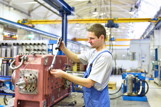 Monteur im Maschinenbau bei der Herstellung von modernen Getrieben // Mechanical engineer in the production of modern gearboxes