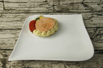 Médaillon de Saumon, mayo et légumes dans une coquille Saint Jacques