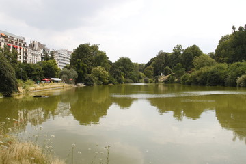 Fototapeta na wymiar Lac du parc de Montsouris à Paris