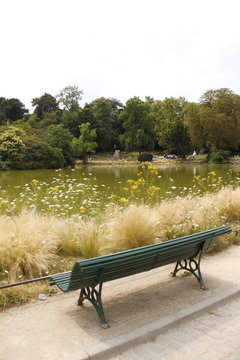 Banc devant le lac du parc de Montsouris &agrave; Paris