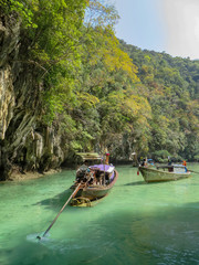 Thai Taxi Boot in der Pileh Lagune, Phi Phi Islands, Thailand