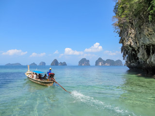 Fototapeta na wymiar Thai Taxi Boot an den Phi Phi Islands, Thailand