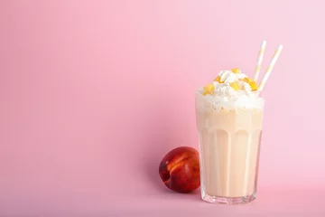 Cercles muraux Milk-shake Verre avec un délicieux milk-shake sur fond de couleur