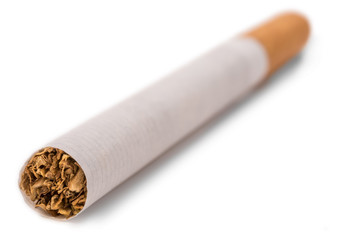 Freigestellte Zigarette vor weißem Hintergrund im Schärfeverlauf