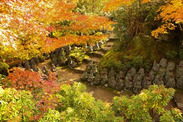 Japan Herbst Färbung Statuen