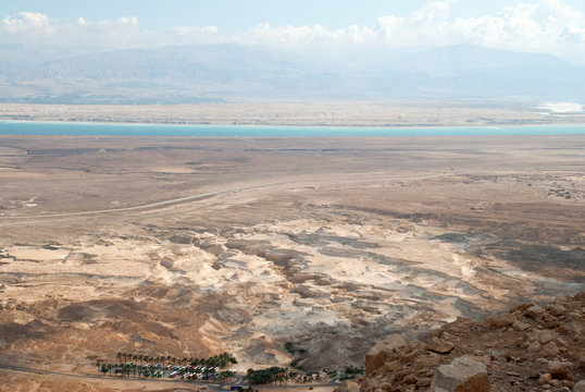 Blick vom Tafelberg von Massada auf das Tote Meer