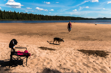 Strandvergnügen im Sommer am Djuprämmen in Schweden