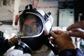 Fototapeta premium omanian special forces marine using a firefighter mask