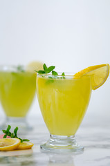 Cold ve refreshing lemonade