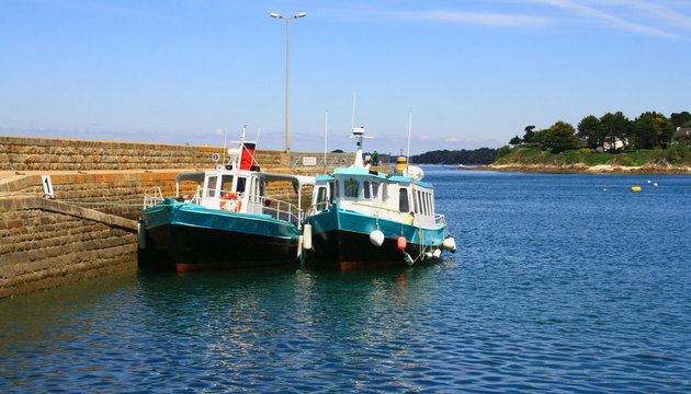 bateaux de p&ecirc;che dans le port de port-navalo, en bretagne