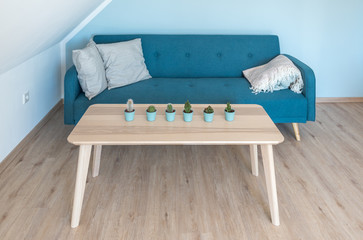 Modernes Sofa mit Couchtisch in Blautönen