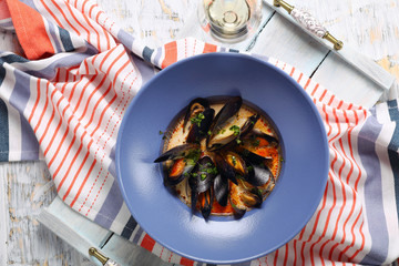 мидии в соусе со свежей зеленью и белым вином © lenakorzh