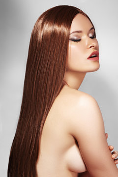 Beautiful yong Woman with Long Straight Brown Hair. Sexy Fashion Model with Smooth gloss Hairstyle. Beauty with Make-up